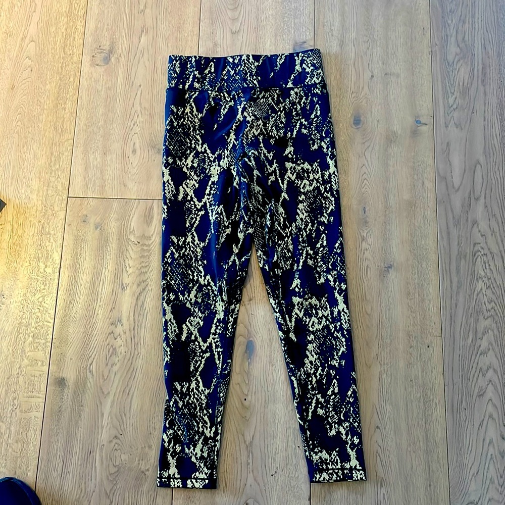 Noli Yoga size small snake skin reflective leggings